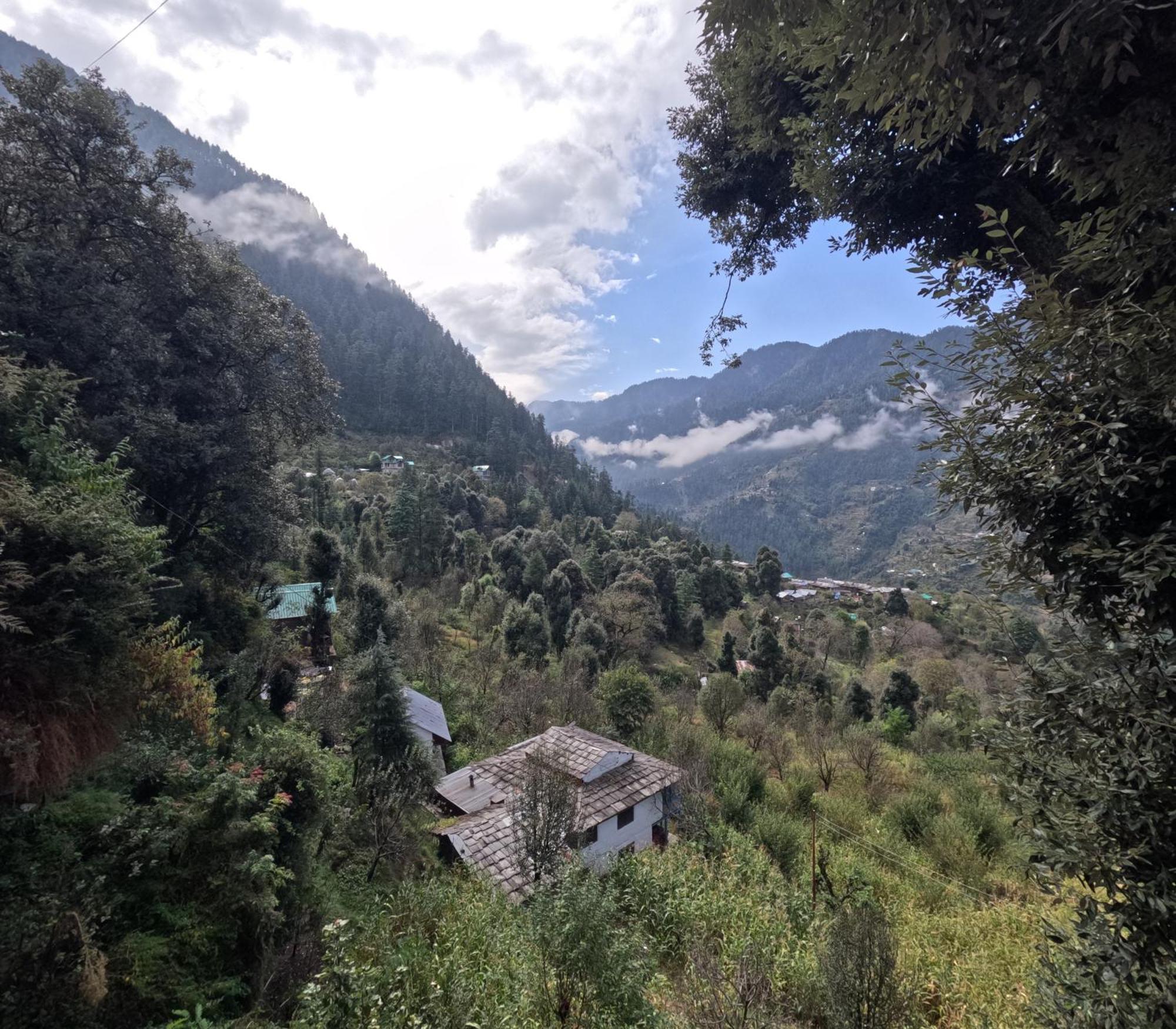 Mozo Inn&Cafe Jibhi Banjār Esterno foto