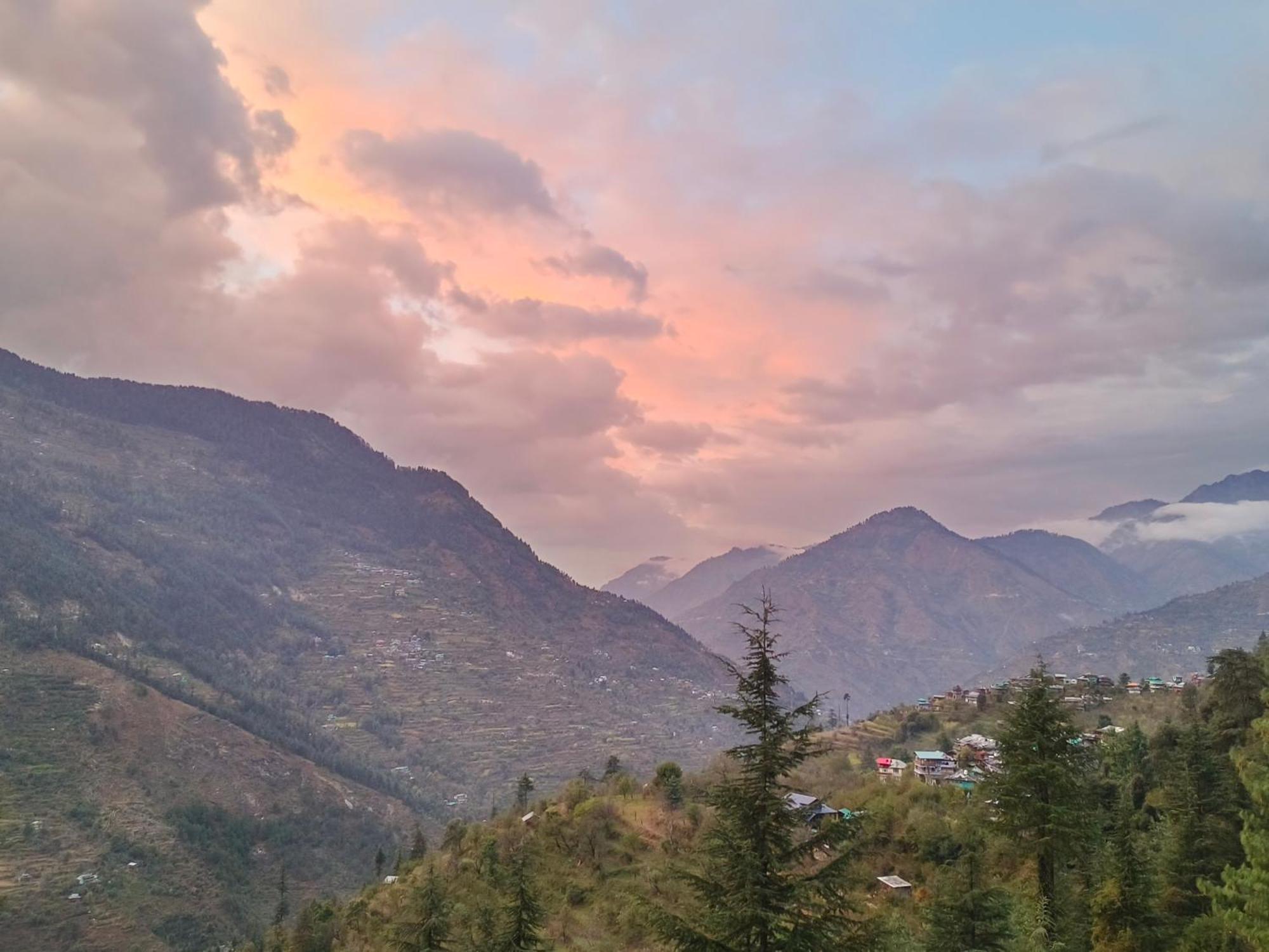 Mozo Inn&Cafe Jibhi Banjār Esterno foto
