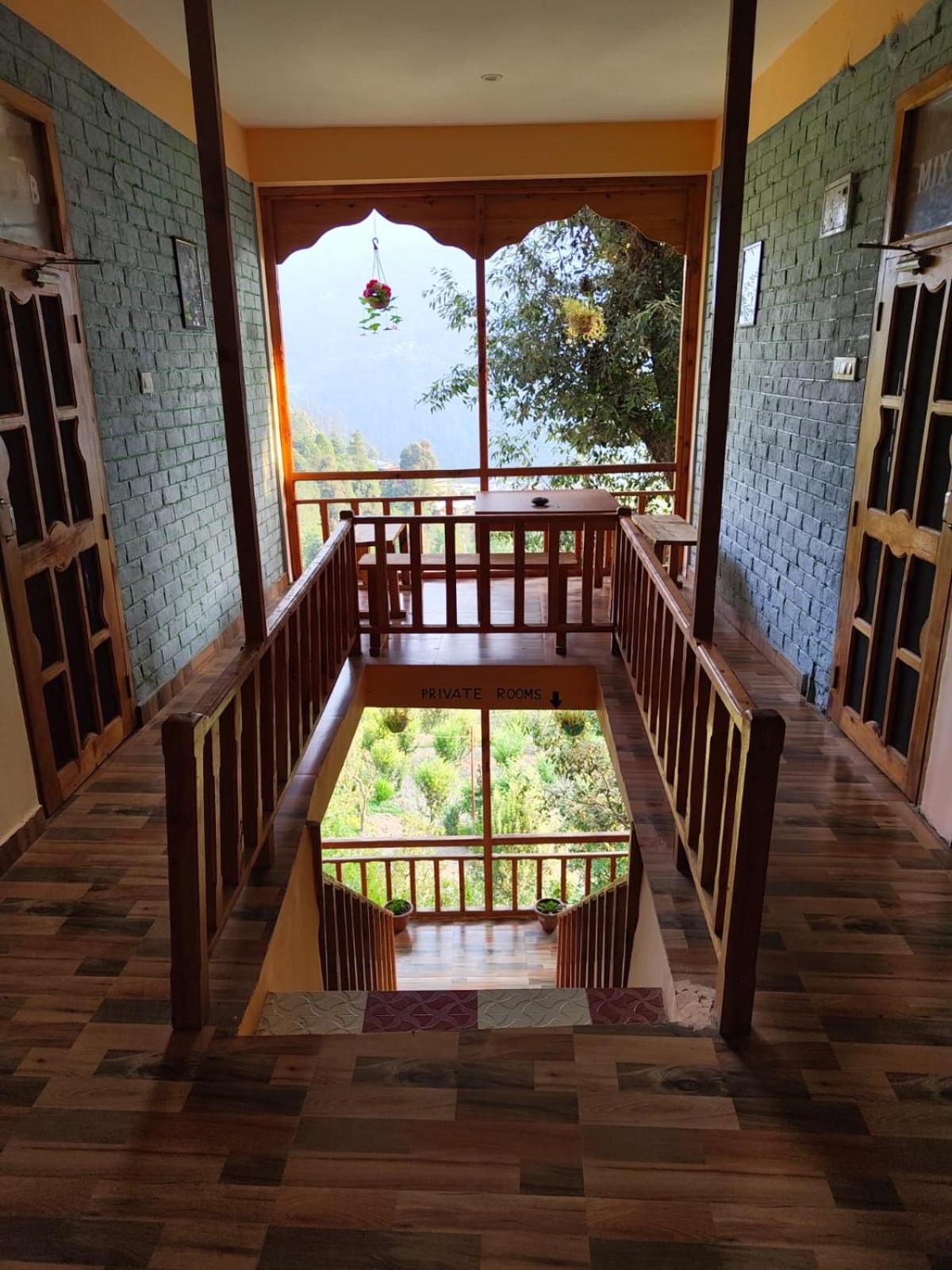 Mozo Inn&Cafe Jibhi Banjār Esterno foto