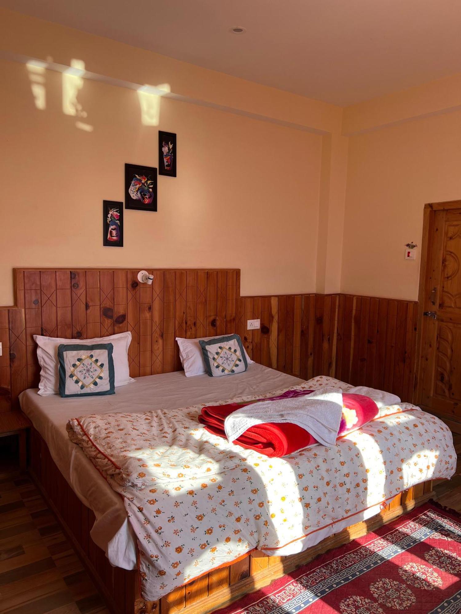 Mozo Inn&Cafe Jibhi Banjār Esterno foto