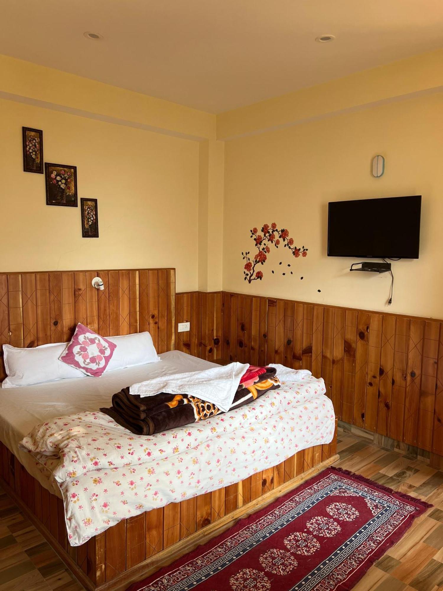 Mozo Inn&Cafe Jibhi Banjār Esterno foto